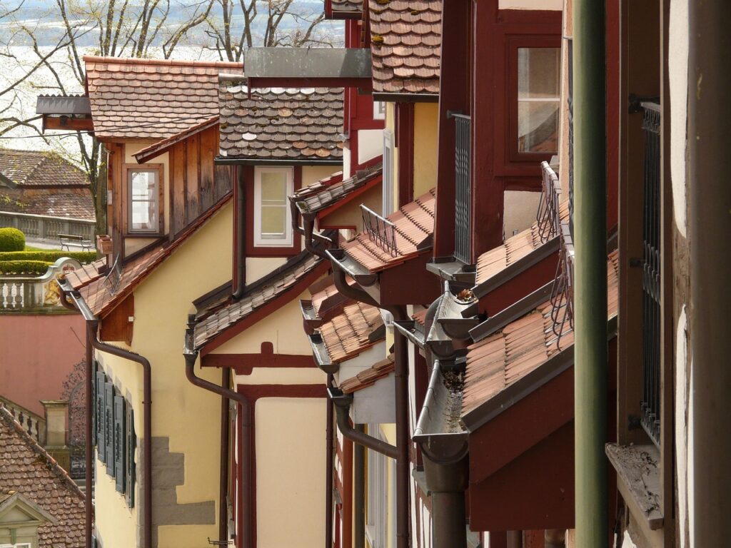 Häuser mit Dachrinnen